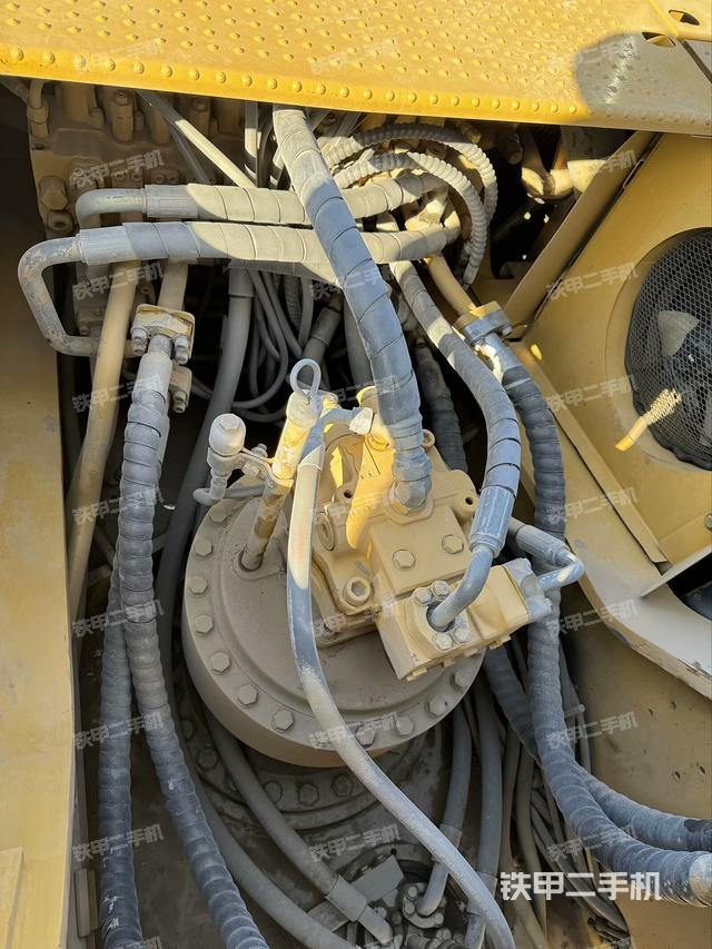 回轉(zhuǎn)馬達(dá)和主控閥（整機(jī)外觀）