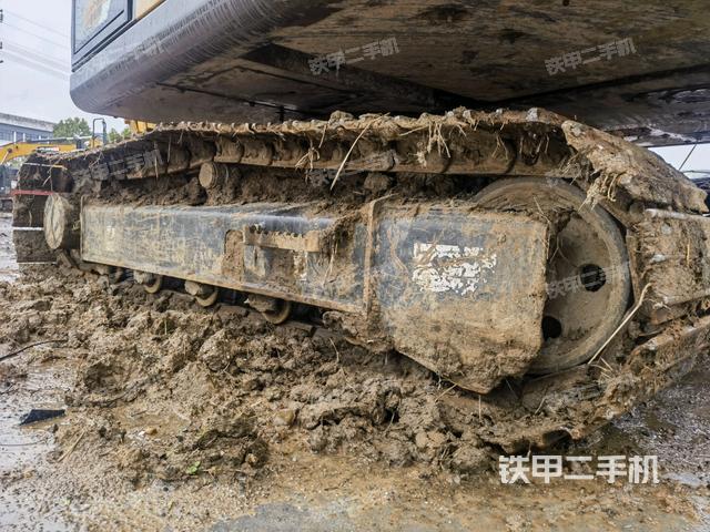 單側(cè)履帶整體(整機(jī)外觀) 單側(cè)履帶整體(整機(jī)外觀)