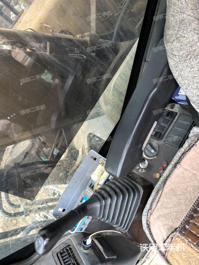 座椅右侧控制台/钥匙门/油门/含右手柄(驾驶室部分) 座椅右侧控制台/钥匙门/油门/含右手柄(驾驶室部分)