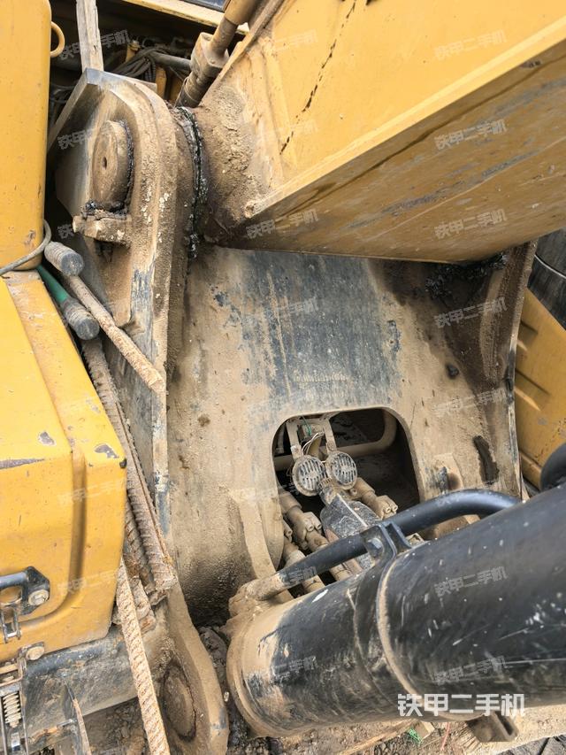 大臂根部 斜视(工作和回转装置) 大臂根部 斜视(工作和回转装置)