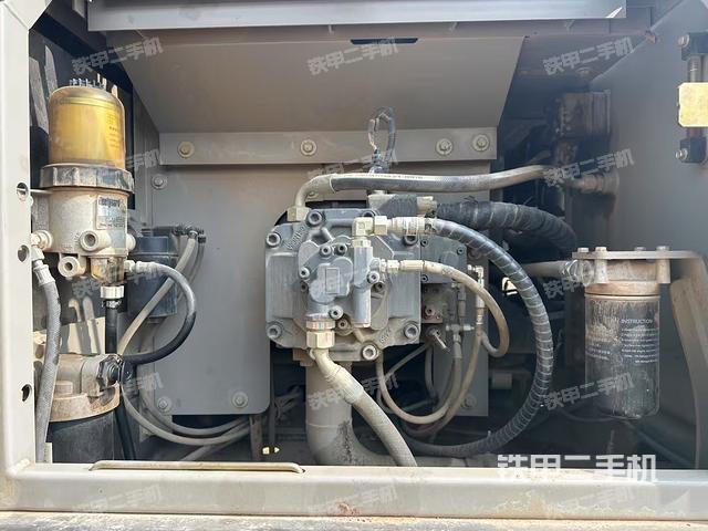 液压泵舱室正面整体（整机外观）