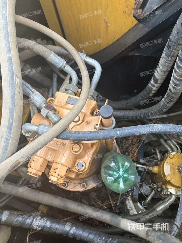 回轉(zhuǎn)馬達(dá)和主控閥(整機外觀) 回轉(zhuǎn)馬達(dá)和主控閥(整機外觀)