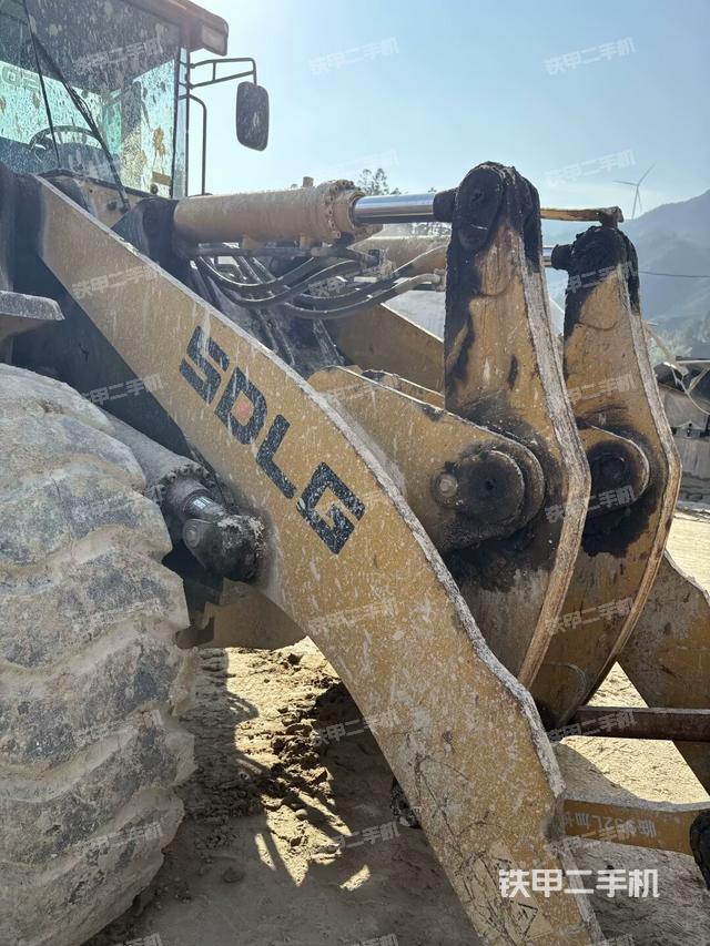 鏟斗油缸側(cè)面（工作裝置）