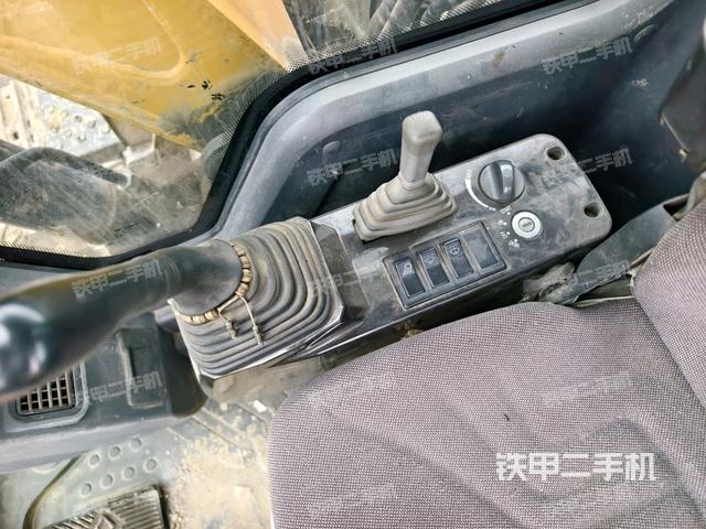 座椅右側控制臺/鑰匙門/油門/含右手柄（駕駛室部分）