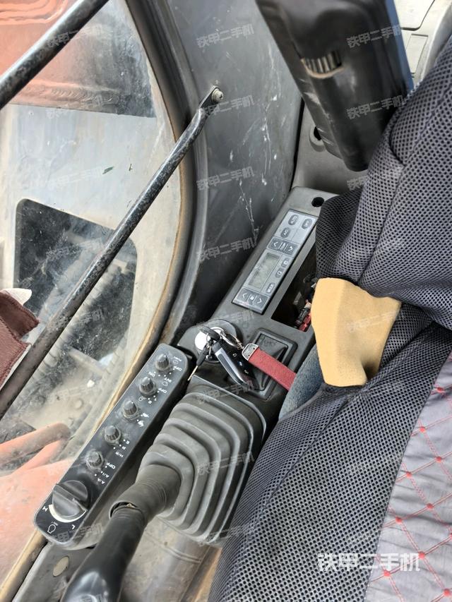 座椅右側(cè)控制臺/鑰匙門/油門/含右手柄（駕駛室部分）