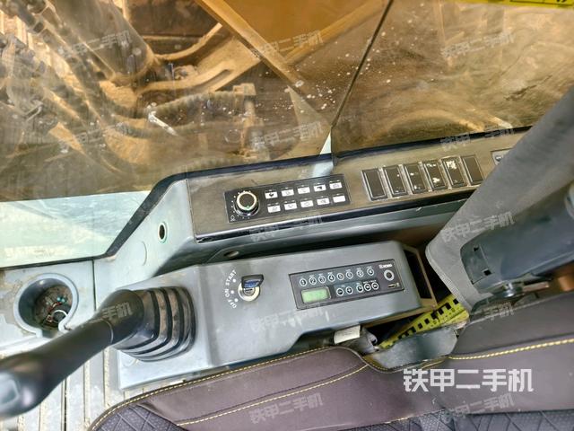 座椅右側(cè)控制臺(tái)/鑰匙門/油門/含右手柄（駕駛室部分）