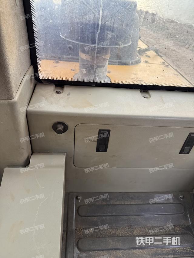 后窗玻璃角標（駕駛室部分）