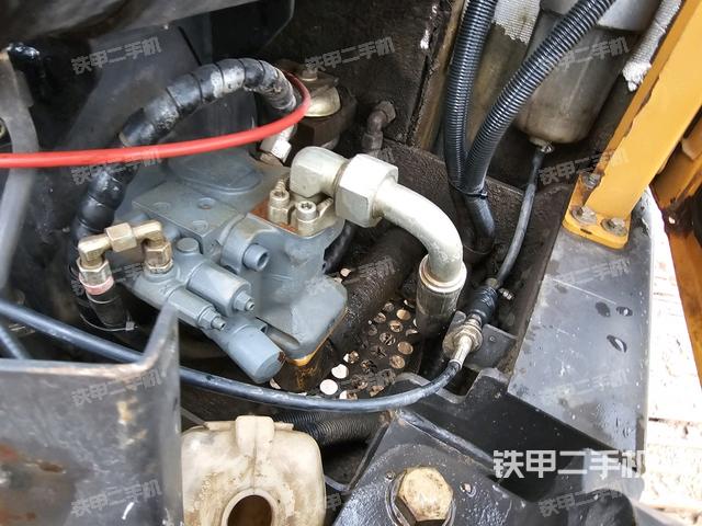 液壓泵艙室正面整體(整機外觀) 液壓泵艙室正面整體(整機外觀)