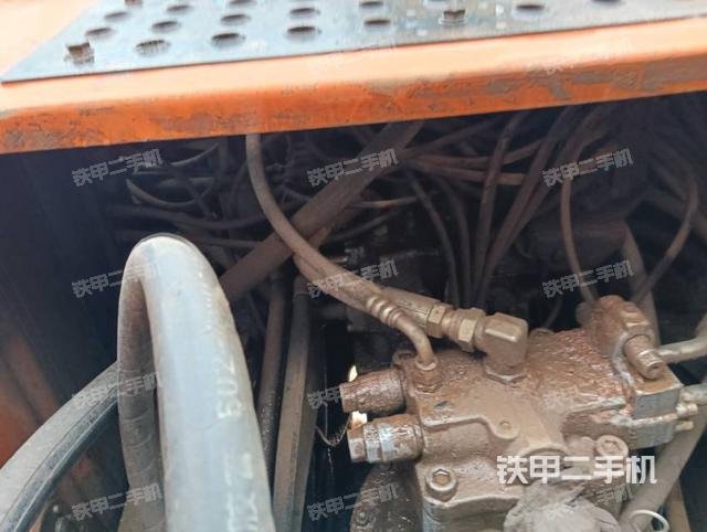 回轉(zhuǎn)馬達(dá)和主控閥（整機(jī)外觀）