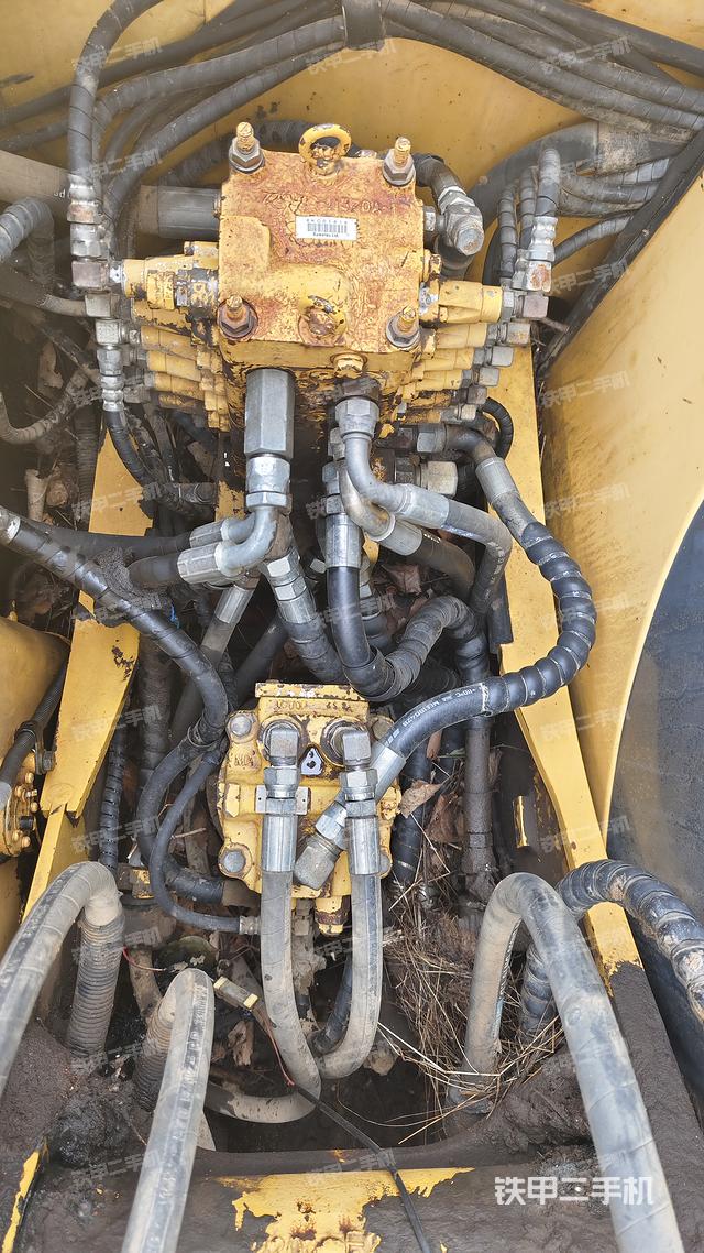 回转马达和主控阀（整机外观）