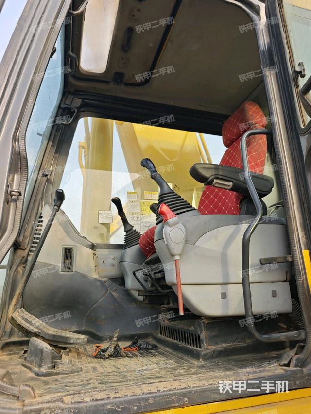 駕駛室整體(整機(jī)外觀) 駕駛室整體(整機(jī)外觀)