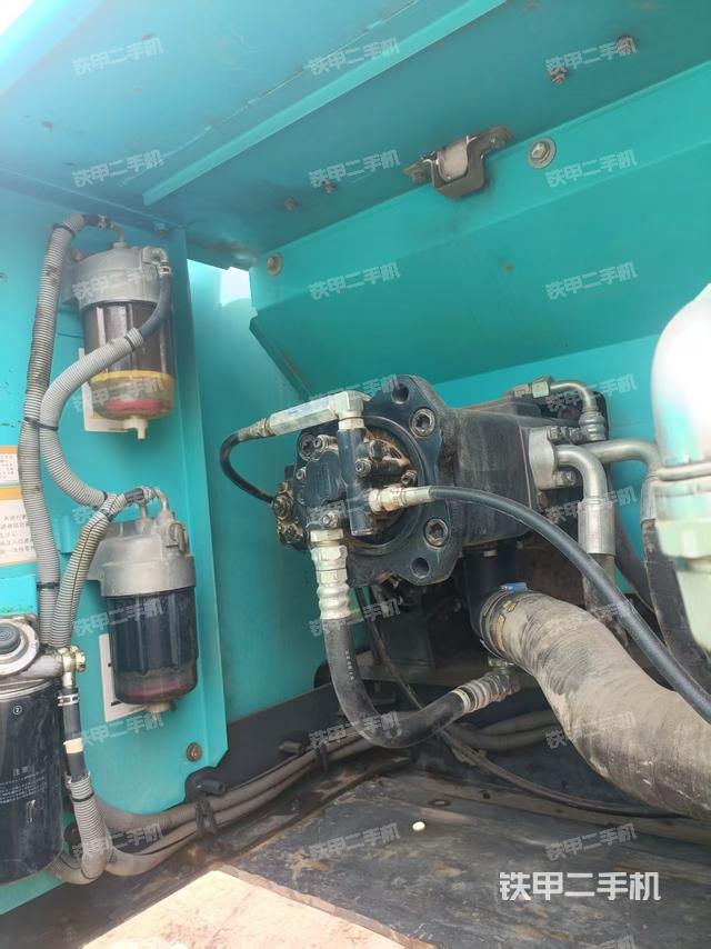 液壓泵艙室正面整體（整機外觀）