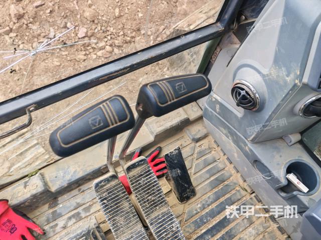 行走控制手柄和踏板?俯拍(駕駛室部分) 行走控制手柄和踏板?俯拍(駕駛室部分)
