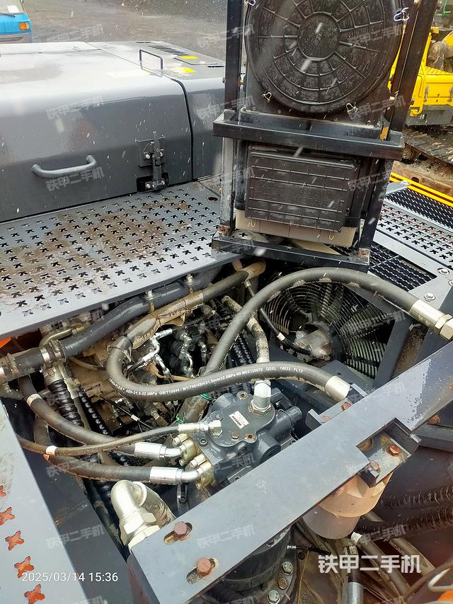 回转马达和主控阀（整机外观）