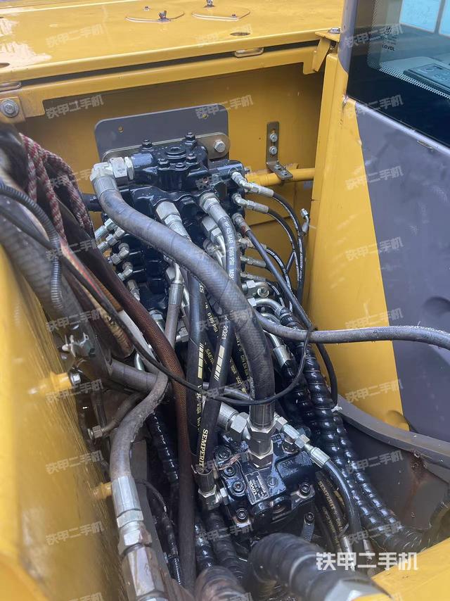 回轉馬達和主控閥（整機外觀）