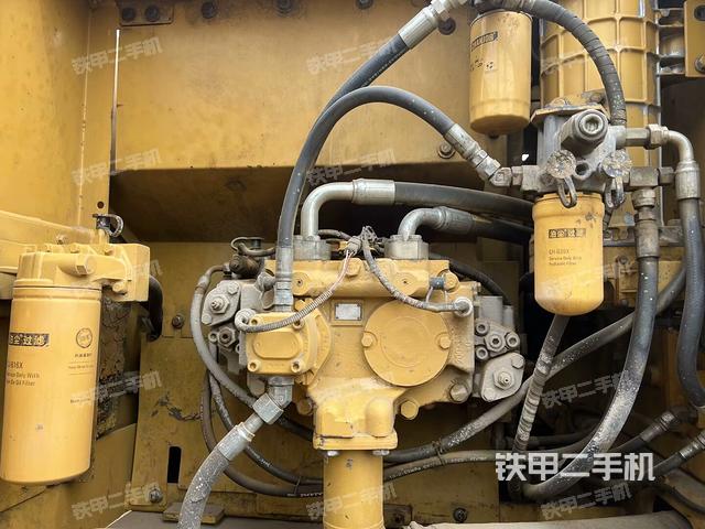 液壓泵艙室正面整體（整機外觀）