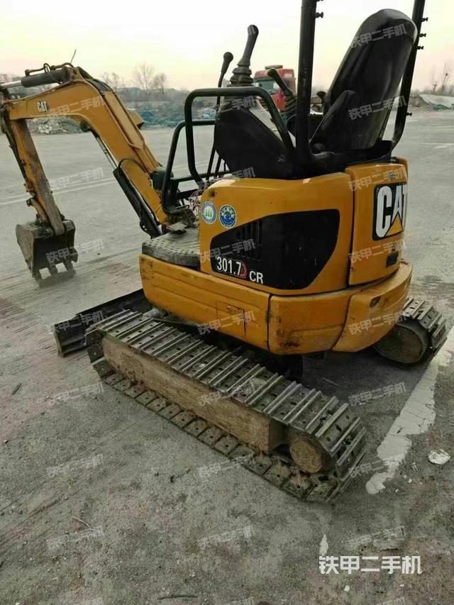 駕駛室頂部(整機(jī)外觀) 駕駛室頂部(整機(jī)外觀)