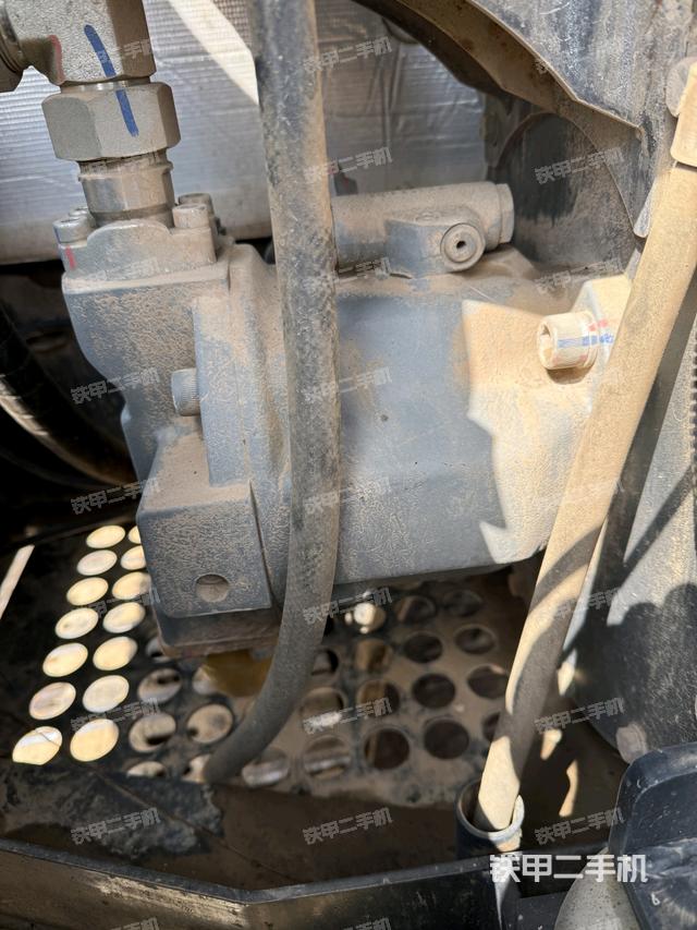 液壓泵艙室正面整體（整機外觀）