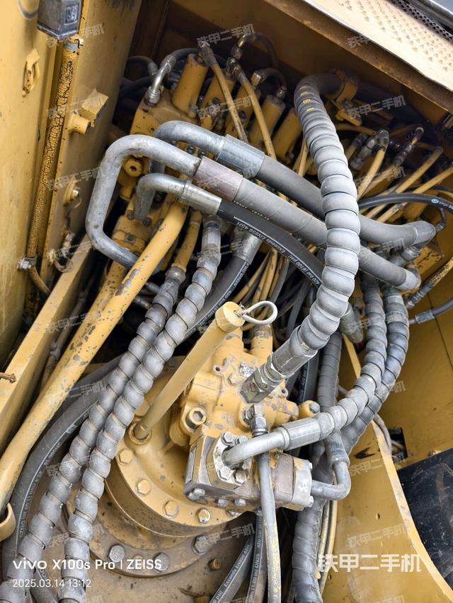 回轉(zhuǎn)馬達(dá)和主控閥（整機外觀）