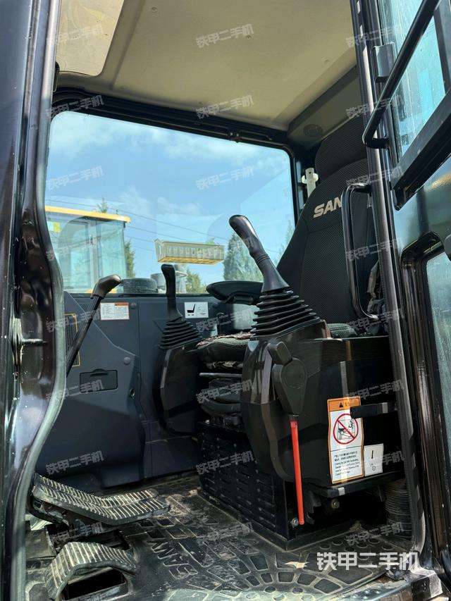 駕駛室整體（整機外觀）