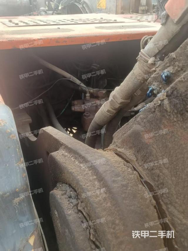 回轉(zhuǎn)馬達(dá)和主控閥（整機(jī)外觀）