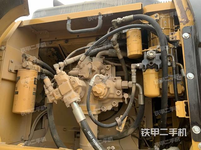 液壓泵艙室正面整體(整機(jī)外觀) 液壓泵艙室正面整體(整機(jī)外觀)