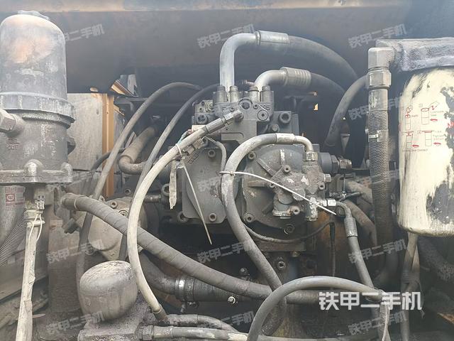 液壓泵艙室正面整體(整機(jī)外觀) 液壓泵艙室正面整體(整機(jī)外觀)