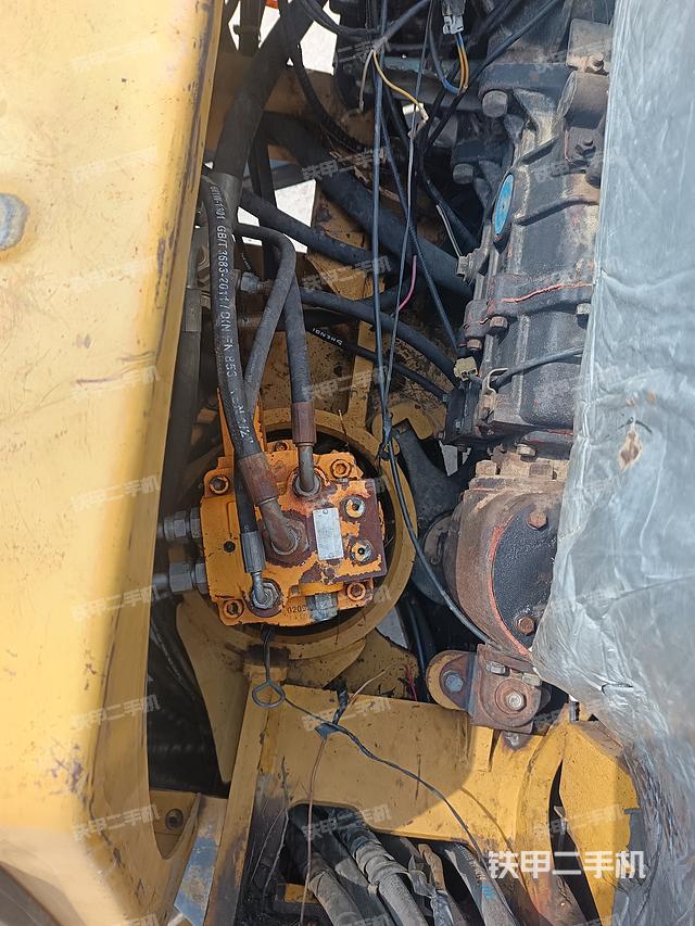 回转马达和主控阀（整机外观）