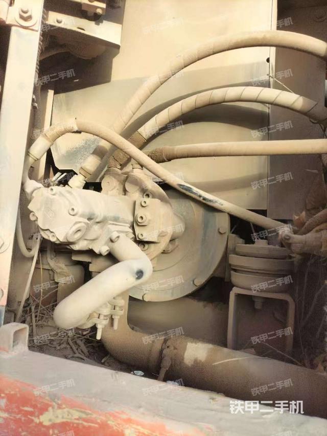 液壓泵艙室正面整體（整機外觀）