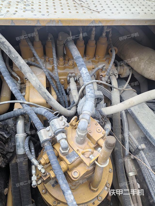 回转马达和主控阀（整机外观）