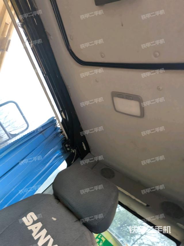 右側玻璃角標（駕駛室部分）