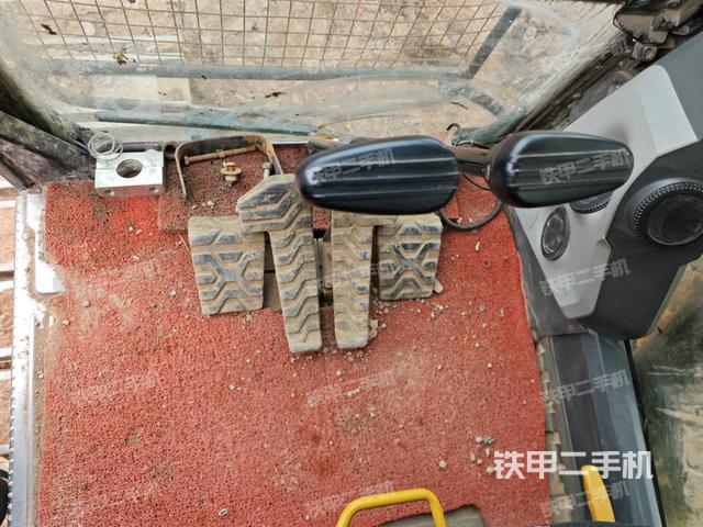 行走控制手柄和踏板?俯拍（駕駛室部分）