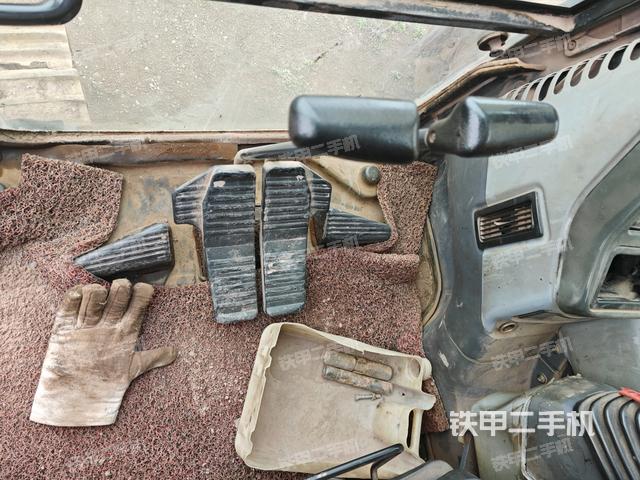 行走控制手柄和踏板?俯拍（駕駛室部分）