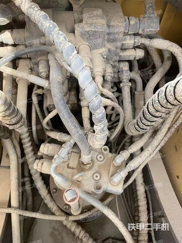 回轉(zhuǎn)馬達和主控閥(整機外觀) 回轉(zhuǎn)馬達和主控閥(整機外觀)