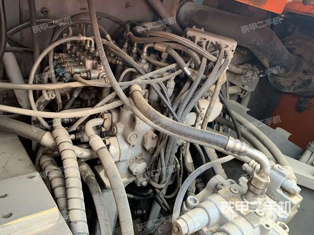 回轉馬達和主控閥(整機外觀) 回轉馬達和主控閥(整機外觀)