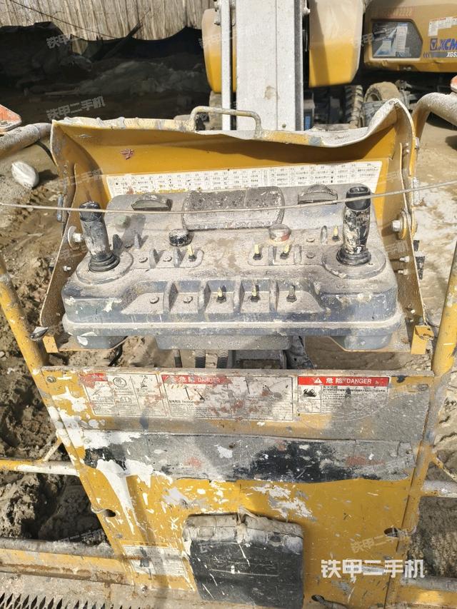 整機(jī)右側(cè)(設(shè)備外觀及核心部件) 整機(jī)右側(cè)(設(shè)備外觀及核心部件)