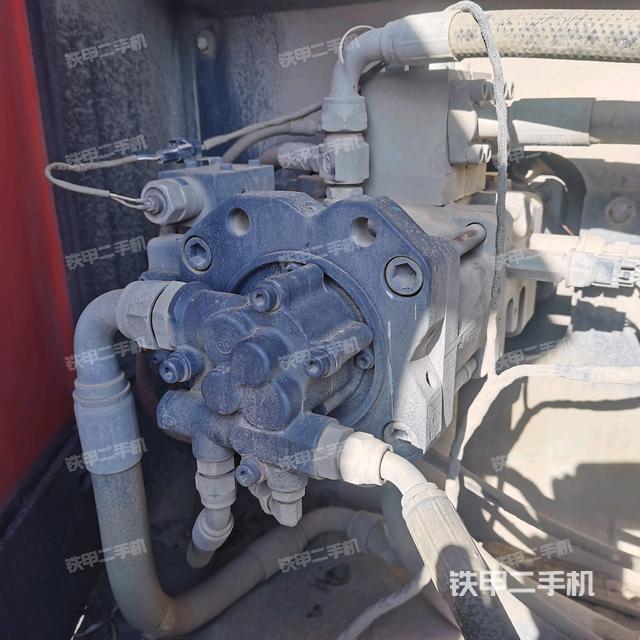 液压泵舱室正面整体（整机外观）