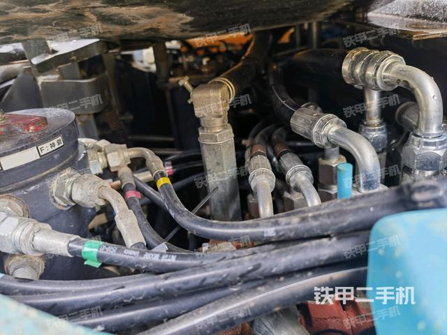 回轉(zhuǎn)馬達(dá)和主控閥（整機(jī)外觀）