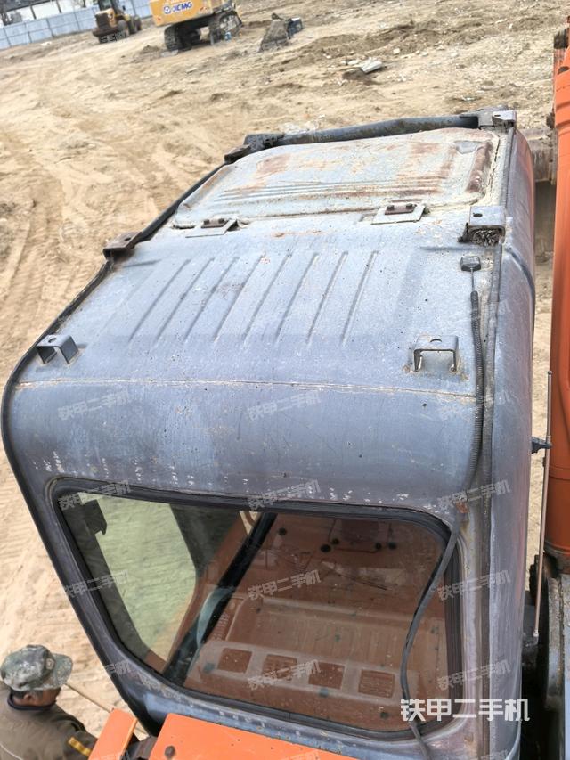 駕駛室頂部（整機外觀）