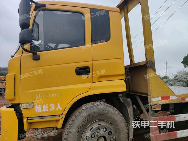 駕駛室正側(cè)（駕駛室/操作室）