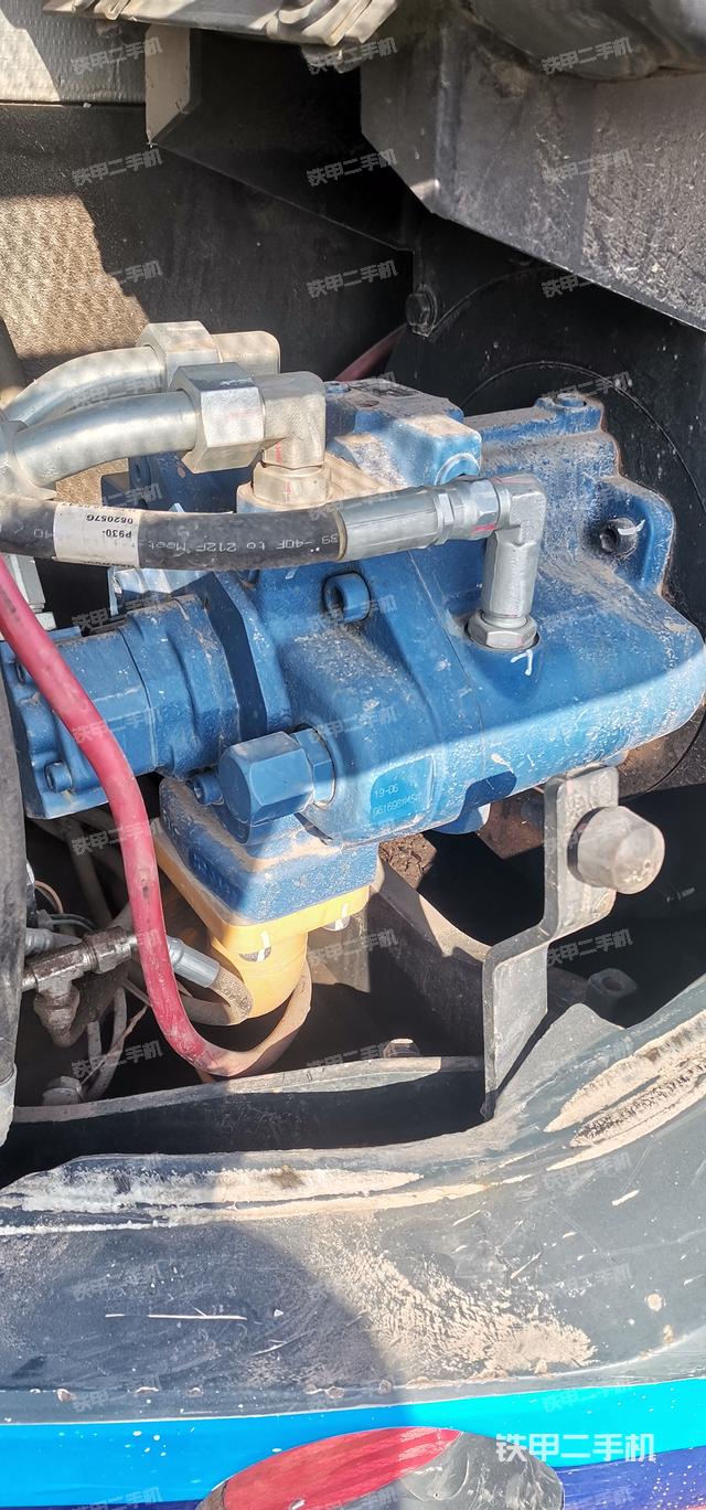 液压泵舱室正面整体（整机外观）