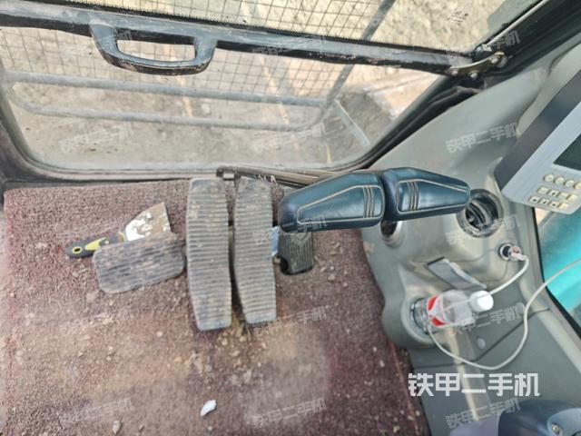 行走控制手柄和踏板?俯拍（駕駛室部分）