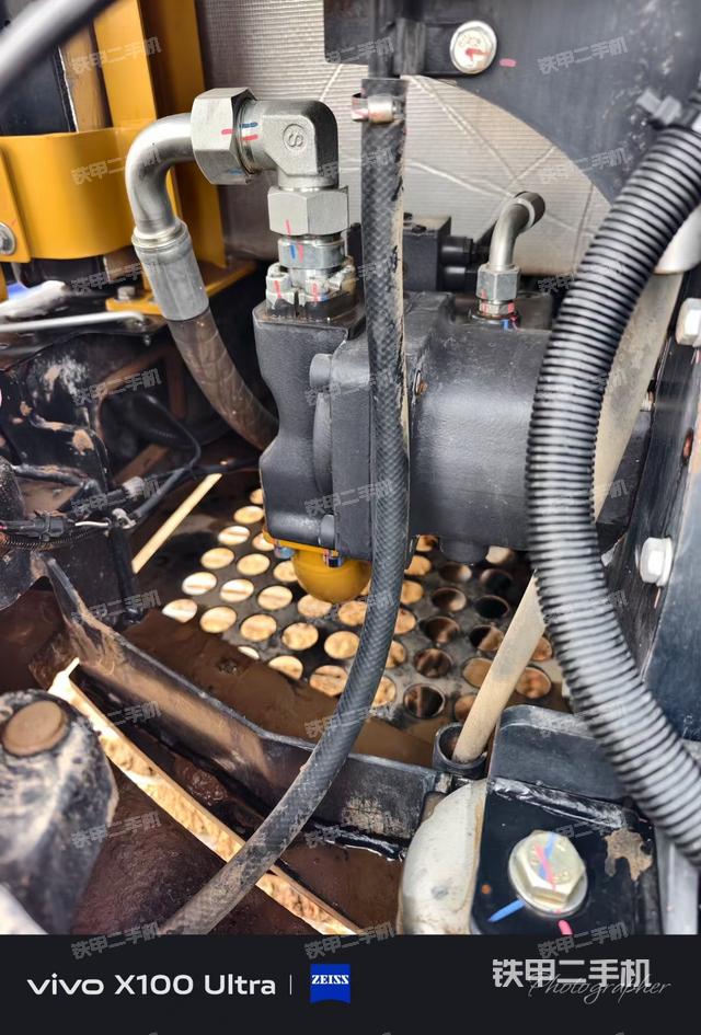 液壓泵艙室正面整體（整機(jī)外觀）