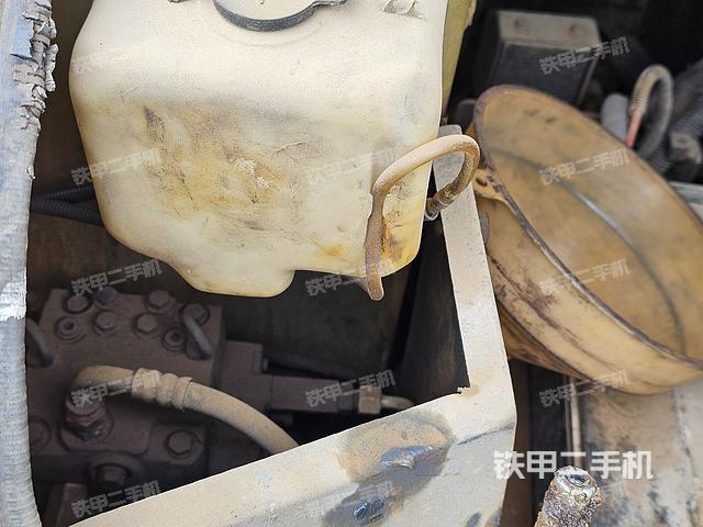 液压泵舱室正面整体（整机外观）