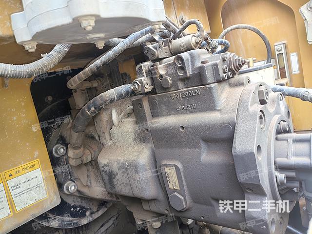 液压泵舱室正面整体（整机外观）