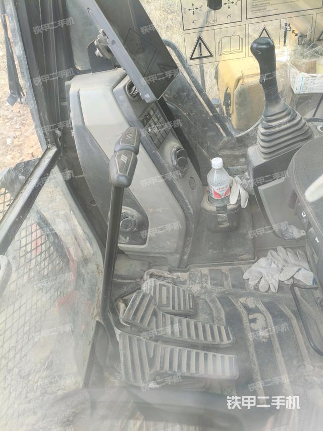 行走控制手柄和踏板?俯拍（駕駛室部分）