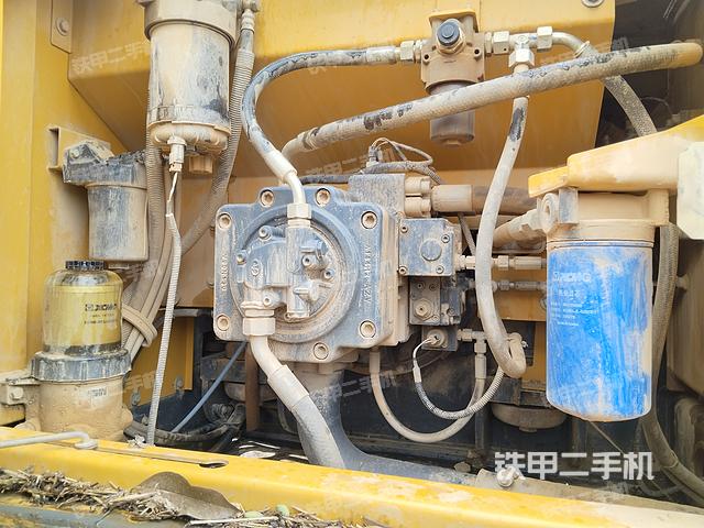 液压泵舱室正面整体（整机外观）