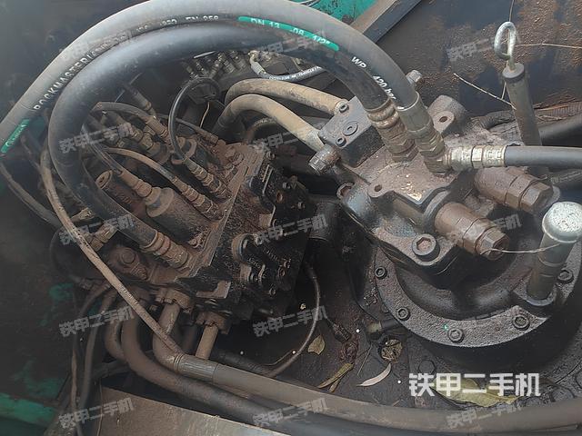 回转马达和主控阀（整机外观）