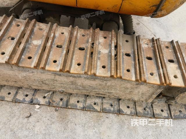 單側(cè)履帶整體(整機(jī)外觀) 單側(cè)履帶整體(整機(jī)外觀)