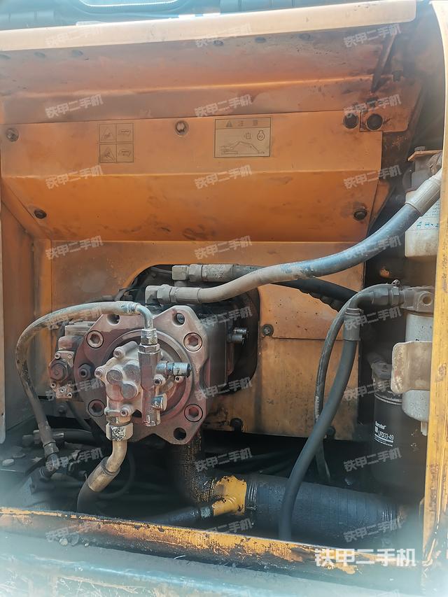 液压泵舱室正面整体（整机外观）